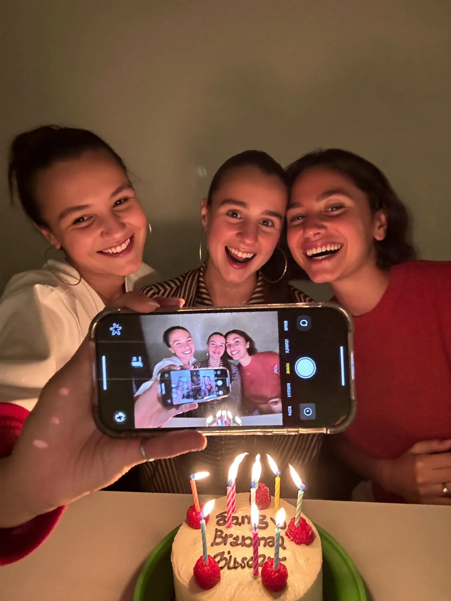Freundinnen machen ein Selfie am Geburtstagstisch